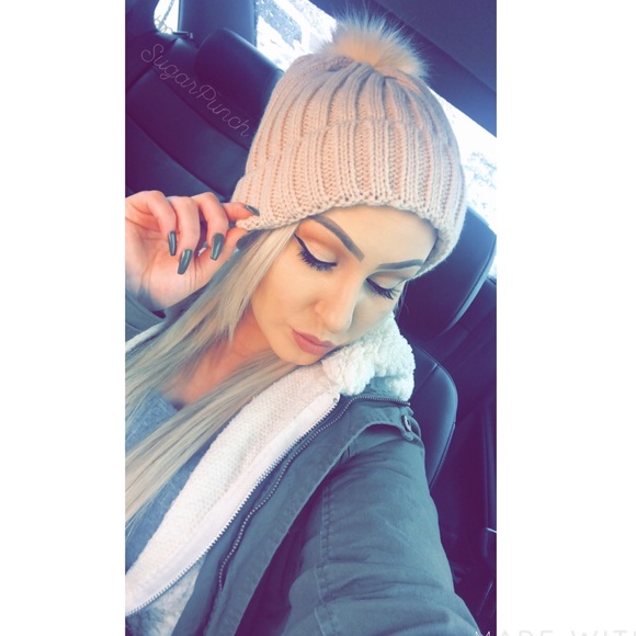 Ivory poof ball beanie - Picture 3 of 3